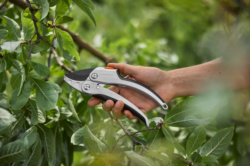 Gardena Comfort Ratchet Secateurs SmartCut 1